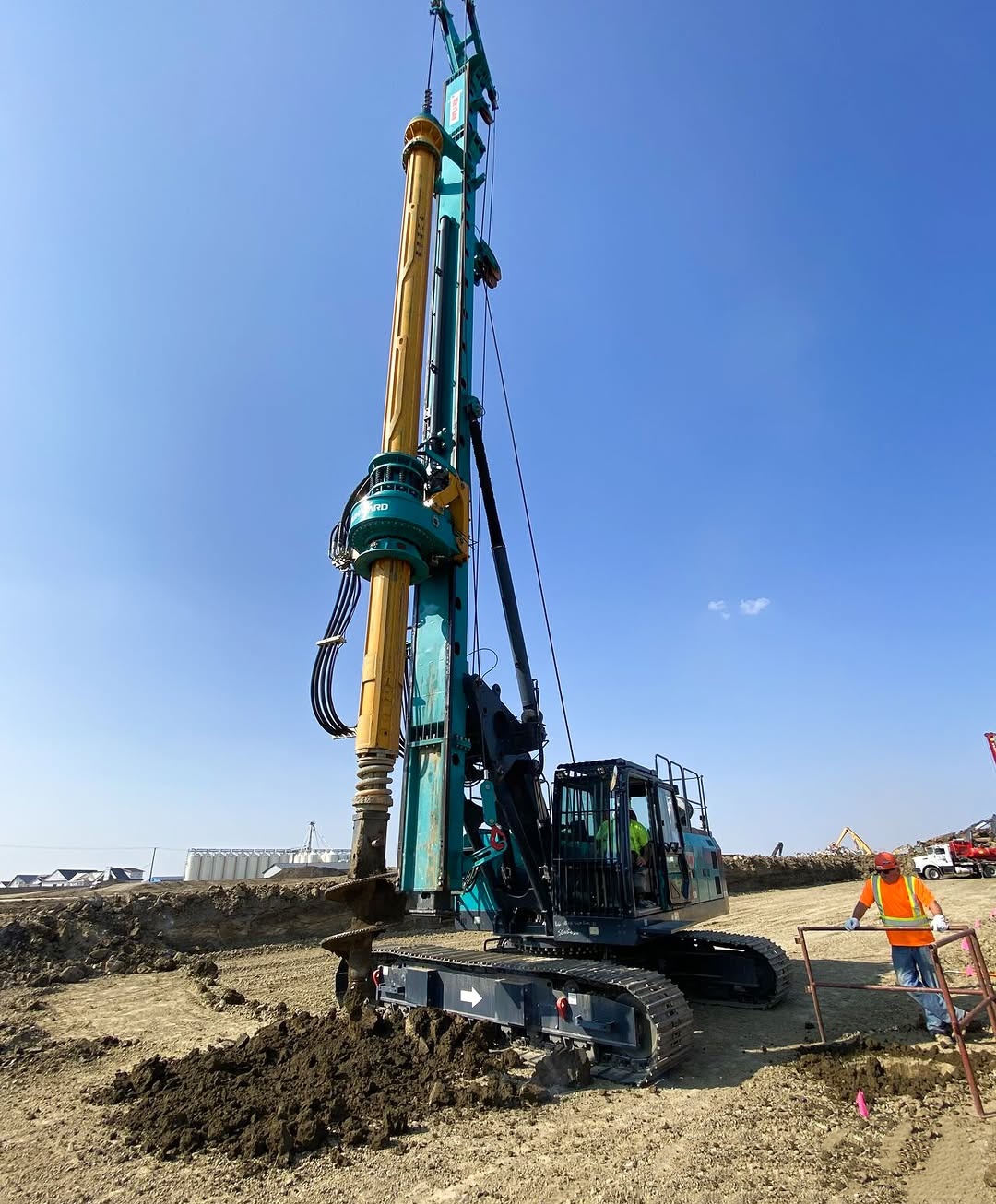 ZY160S rotary drilling is showcasing its multi-tasking magic! Drilling 36” holes, 30’ deep while expertly picking & setting 45’ H-beams!